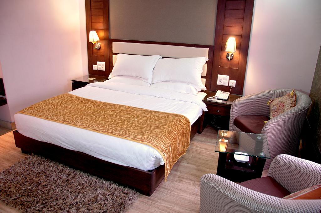 Hotel Palmdale Zirakpur Ngoại thất bức ảnh