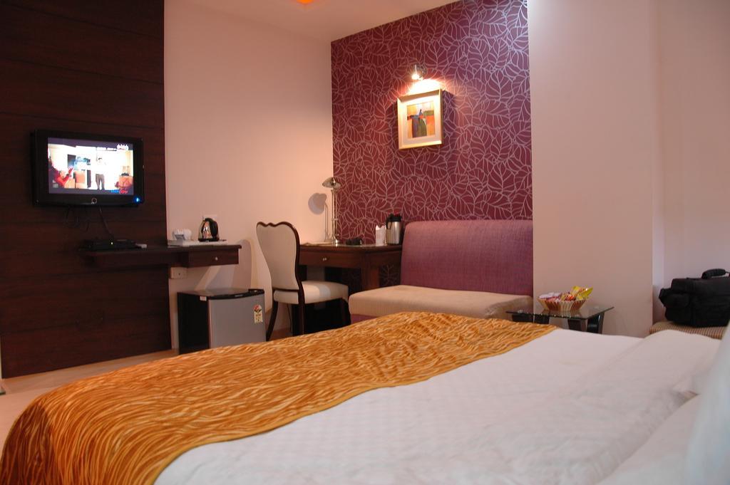 Hotel Palmdale Zirakpur Ngoại thất bức ảnh