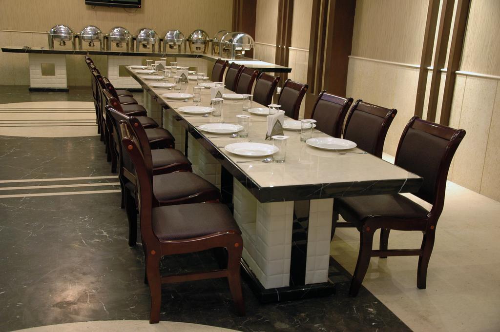 Hotel Palmdale Zirakpur Ngoại thất bức ảnh
