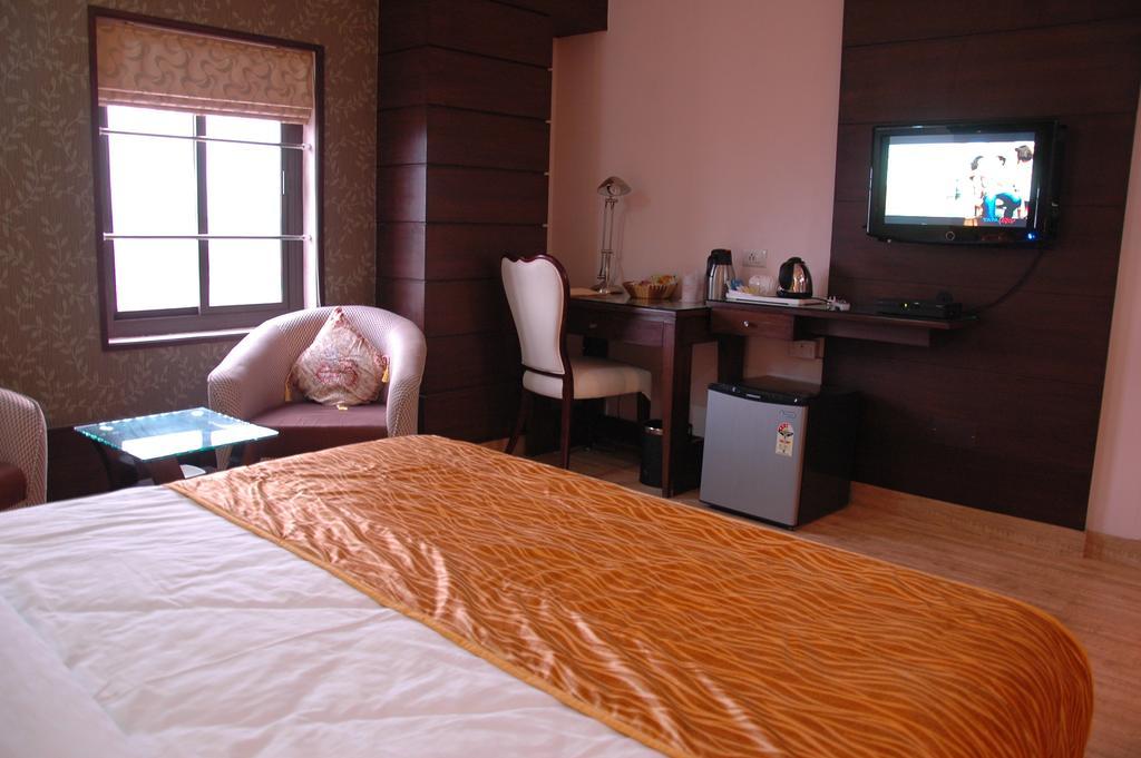 Hotel Palmdale Zirakpur Phòng bức ảnh